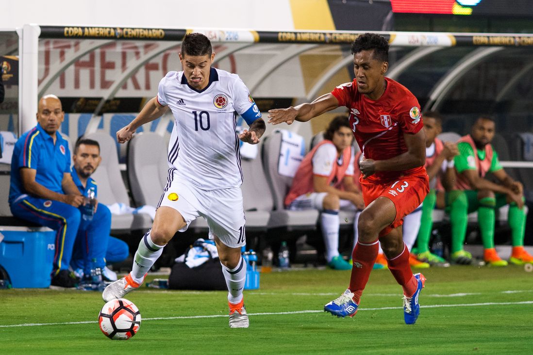 Colombia's James Rodriguez (10) takes on Peru's Renato Tapia during Los Cafeteros' 0-0 (4-2) victory over La Blanquirroja at MetLife Stadium on Friday.